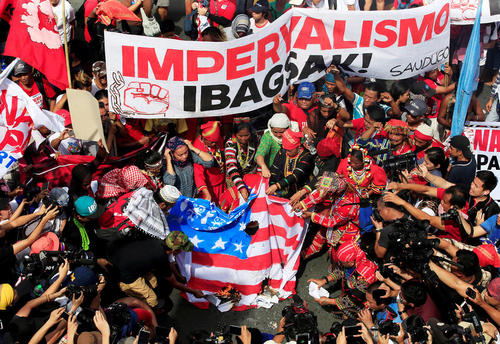 آتش زدن پرچم آمریکا از سوی گروهی از هواداران رییس جمهور فیلیپین در حمایت از سخنان اخیر او درباره تجدید نظر دولت مانیل در روابط با آمریکا - مانیل