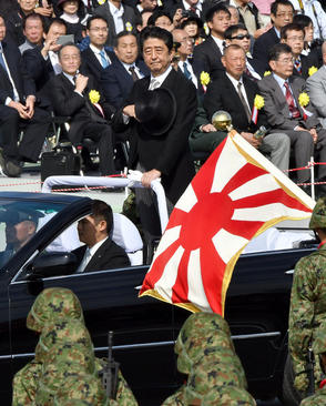 بازدید نخست وزیر ژاپن از آزاکا در روز نیروهای مسلح ژاپن