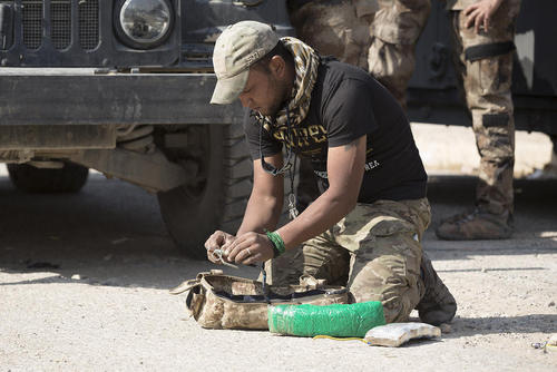 حمله به موصل : یک نیروی ارتش عراق در حال خنثی کردن یک جلیقه انفجاری داعش است