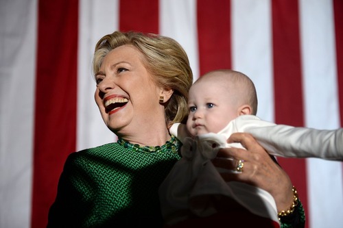 در آغوش کشیدن یک نوزاد از سوی هیلاری کلینتون در جریان سخنرانی انتخاباتی او در دانشگاه کارولینای شمالی در شهر شارلوت 