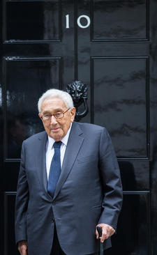هنری کسینجر وزیر امور خارجه اسبق آمریکا در حال ترک مقر نخست وزیری بریتانیا – لندن