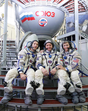 جلسه تمرینی سه فضانورد فرانسوی، آمریکایی و روسیه پیش از اعزام به فضا – شهر ستاره در حومه مسکو