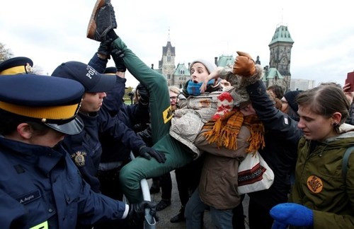 اعتراض شهروندان به ساخت یک خط لوله نفت در مقابل پارلمان کانادا