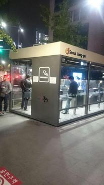 اتاق های مخصوص سیگاری ها در خیابان های سئول / سيگار کشیدن در خیابان ممنوع است