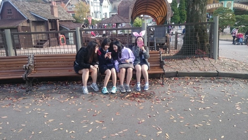 دانش آموزان دختر با لباس فرم مدرسه
پارک بزرگ اورلند . منطقه یونگین . کره جنوبی