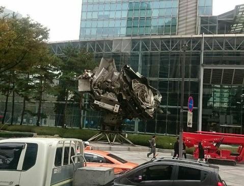 مجسمه ای در مقابل ساختمان شرکت فولاد کره جنوبی در سئول