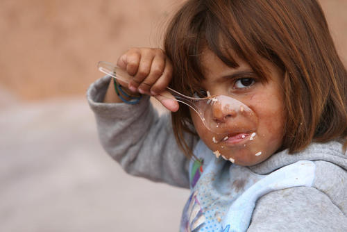 کودک گریخته از موصل عراق در یک کمپ در نزدیکی شهر اربیل و در حال غذا خوردن