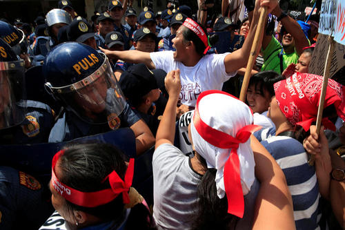 تظاهرات اعتراضی مقابل سفارت آمریکا در شهر مانیل فیلیپین