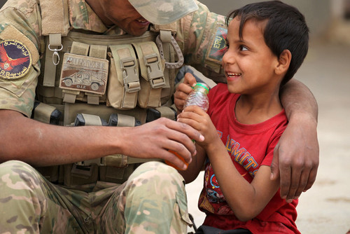 خوش و بش سرباز ارتش عراق با یک کودک روستایی در جنوب موصل