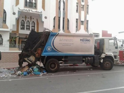 خودروی حمل زباله که محسن فکری دستفروش خود را درون آن انداخت