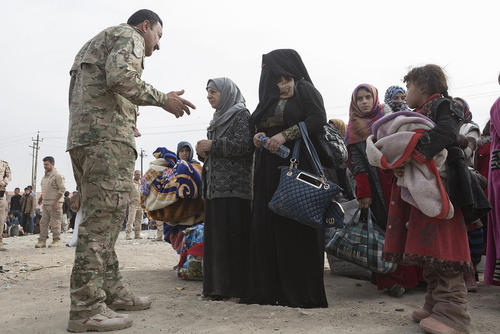 فرار شهروندان از دست داعش در حومه شهر موصل عراق