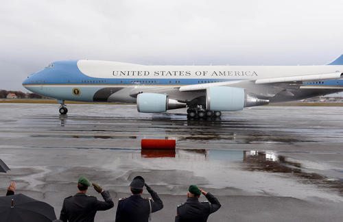 خداحافظی با هواپیمای حامل باراک اوباما در فرودگاه برلین