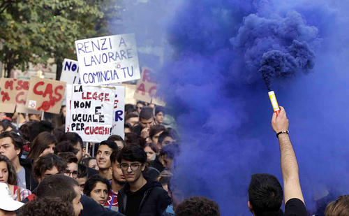 تظاهرات علیه اصلاحات قانون اساسی نخست وزیر ایتالیا – ناپل