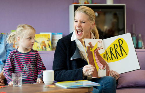 خواندن کتاب برای کودکان بیمار در بیمارستان کودکان هامبورگ