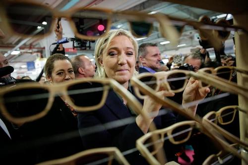 مارین لوپن رهبر حزب دست راستی جبهه ملی فرانسه و یکی از نامزدهای مطرح انتخابات ریاست جمهوری سال 2017 این کشور در نمایشگاه محصولات تولیدی فرانسه در پاریس