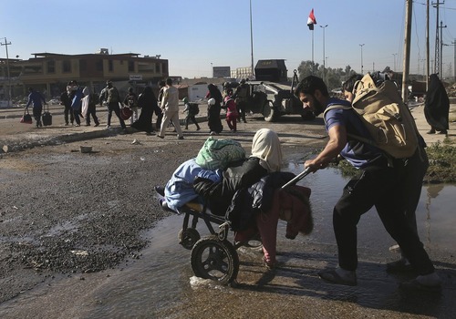 فرار شهروندان عراقی از جبهه جنگ در اطراف موصل