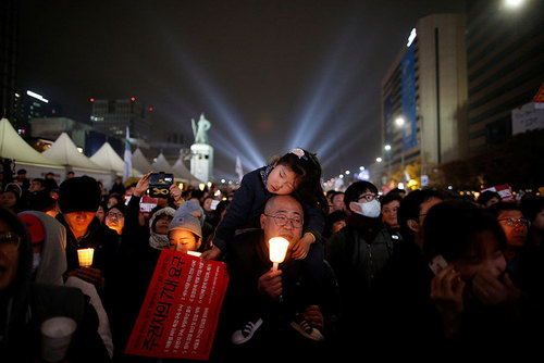  تظاهرات شبانه علیه رییس جمهوری کره جنوبی در یکی از میادین اصلی شهر سئول