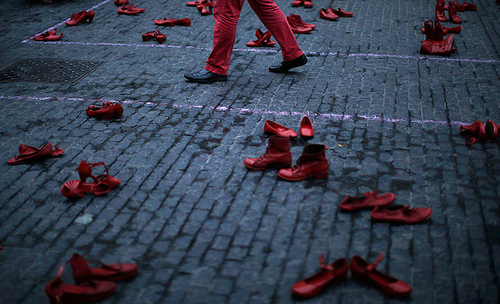فعالان حقوق زنان برای اعتراض به خشونت علیه زنان کفش های قرمز در خیابان گذاشته اند – بارسلونا اسپانیا
