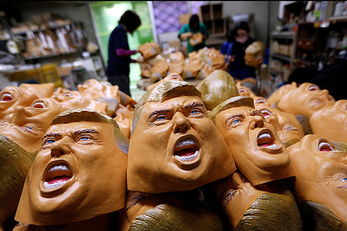 کارگاه تولید ماسک های رییس جمهور منتخب آمریکا در سایتاما ژاپن