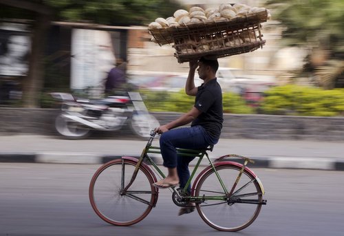 کارگر نانوایی در حال حمل نان با دوچرخه - قاهره