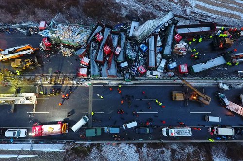 یک تصادف زنجیره ای مرگبار در بزرگراهی در حومه پایتخت چین که منجر به مرگ 4 تن شد. در این تصادف 37 خودرو با هم برخورد کردند