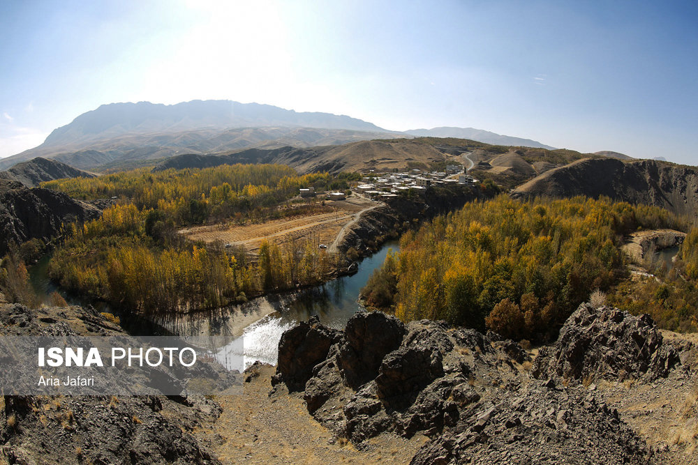 الطبیعة علی ضفة نهر 