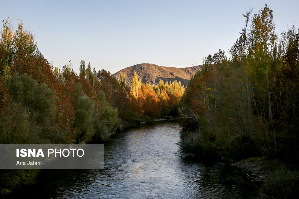 الطبیعة علی ضفة نهر 