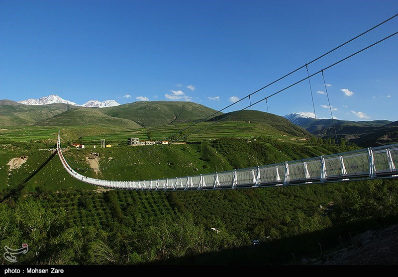 مهرجان التوائم يقام على أطول جسر معلق في الشرق الاوسط بإيران (+صورة)