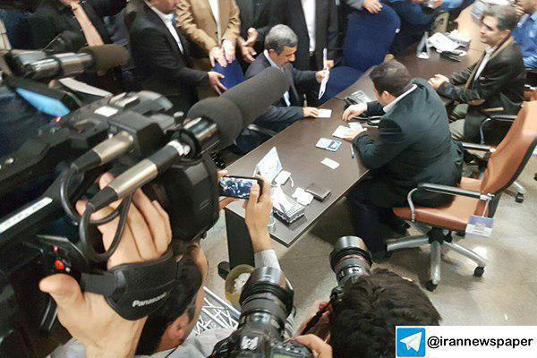 احمدي نجاد يرشح نفسه للانتخابات الرئاسية