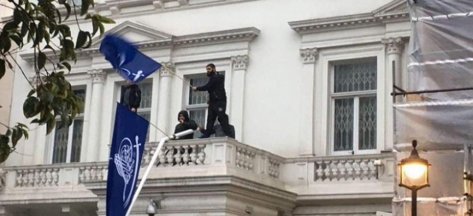 إيران تنتقد أداء الشرطة البريطانية في حادث الإعتداء على سفارتها في لندن