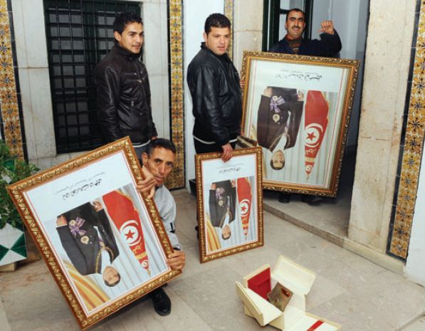 برچیدن تصاویر رئیس جمهور فراری از ادارات