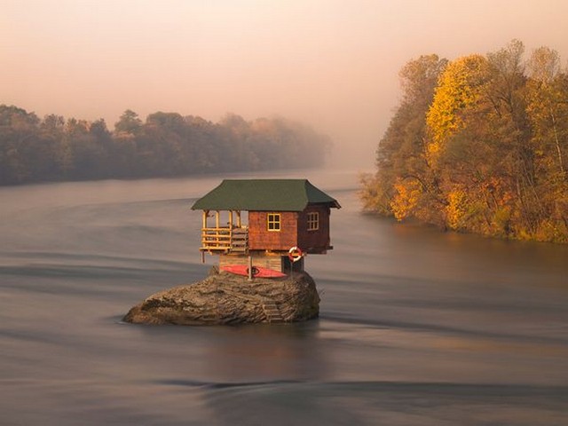 خانه ای در وسط رود
