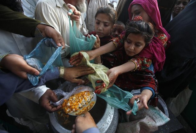 توزیع غذا در کراچی پاکستان
