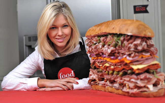 تهیه بزرگ ترین ساندویچ گوشتی جهان با استفاده از 41 نوع مختلف گوشت در انگلیس