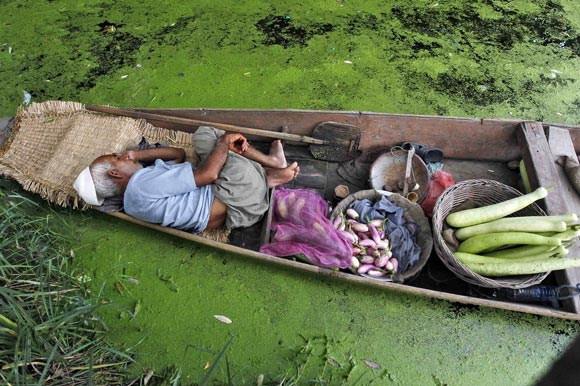 خواب در قایق روی رودخانه دال
