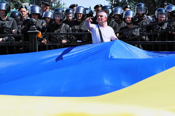 تظاهرات مخالفان حکومت اوکراین در مقابل پارلمان