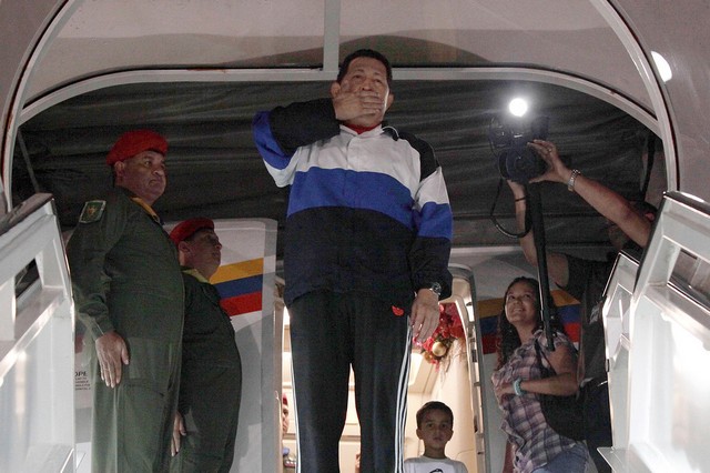 هوگو چاوز در حال خداحافظی از ونزوئلا 