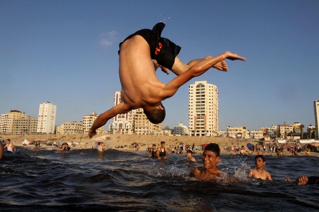 آب تنی در سواحل غزه