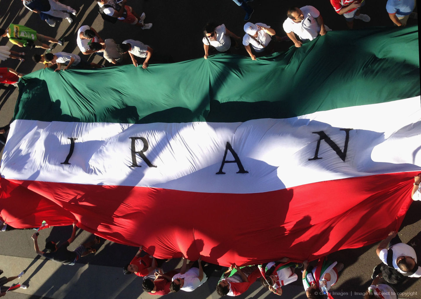 پرچم بزرگ ایران وارد ورزشگاه شد(عکس )