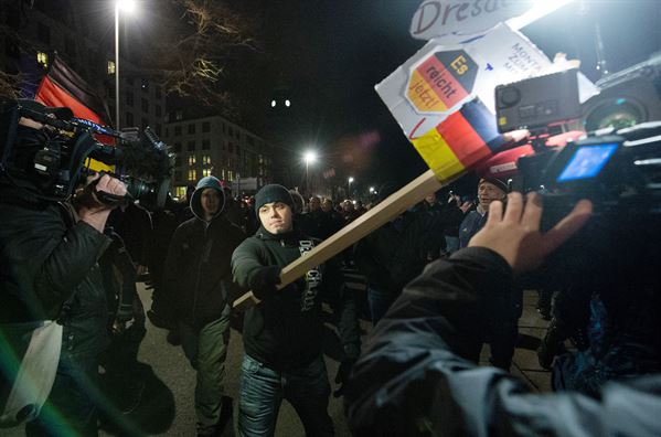 تظاهرات دوباره اسلام هراسان در آلمان (+عکس)