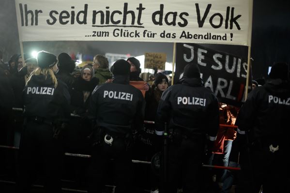 تظاهرات دوباره اسلام هراسان در آلمان (+عکس)