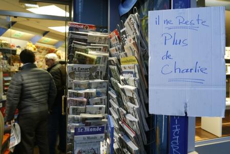 صف های طولانی در فرانسه برای خرید شارلی (+عکس)