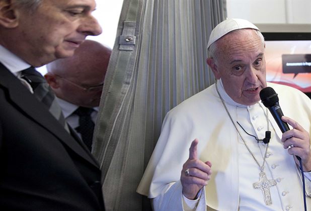 هشدار پاپ به نشریه شارلی ابدو : وقتی تحریک می کنید انتظار مشت را هم داشته باشید