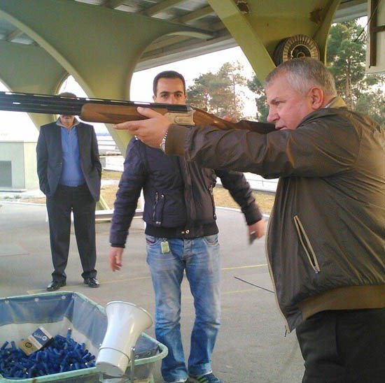 علی پروین در حال تیراندازی(عکس)