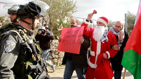 درگیری بابانوئل های فلسطینی با نظامیان اسرائیل (+عکس)