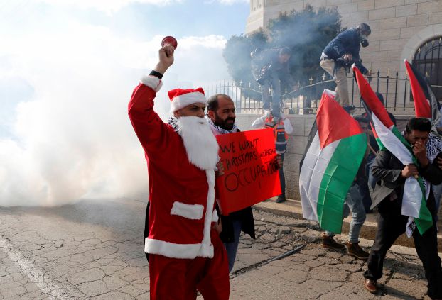 درگیری بابانوئل های فلسطینی با نظامیان اسرائیل (+عکس)