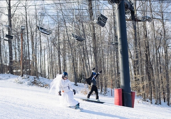 عروسی در پیست اسکی (عکس)