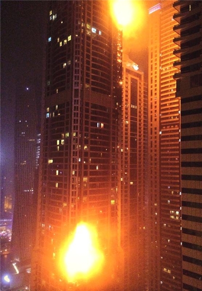 آتش سوزی دریکی از بلندترین برج های دبی (+فیلم)