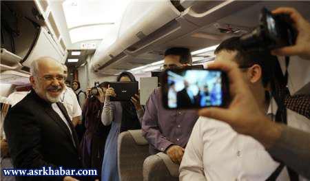 عکاسی شخصی از ظریف در هواپیما (عکس)