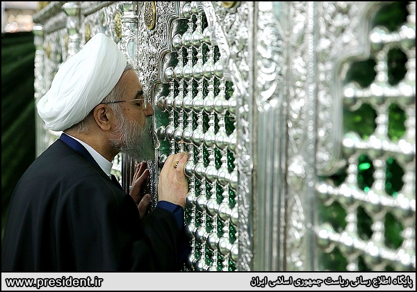 روحانی به زیارت حرم حضرت معصومه رفت(تصویری)